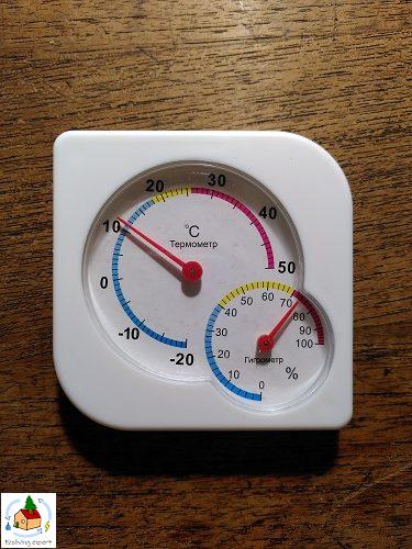 A thermometer inlcuding a hygrometer showing 75% humidity and 11 degrees Celsius